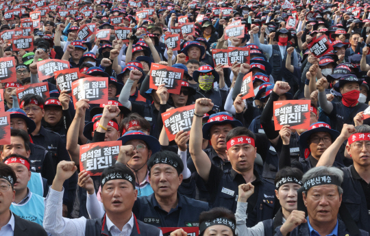 31일 서울 세종로에서 열린 민주노총 노동탄압 중단 총력투쟁대회에서 참석자들이 구호를 외치고 있다. 연합뉴스
