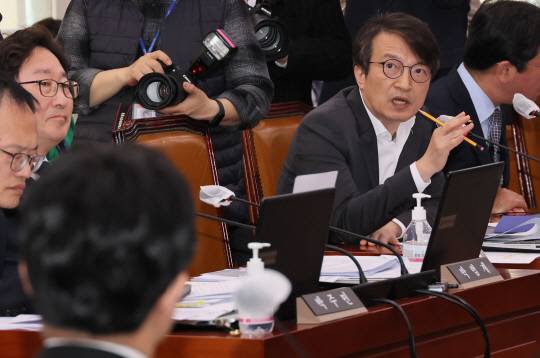 김의겸 더불어민주당 김의겸 의원이 지난 3월 27일 국회에서 열린 법제사법위원회 전체회의에서 한동훈 법무부 장관에게 질의하고 있다. 연합뉴스