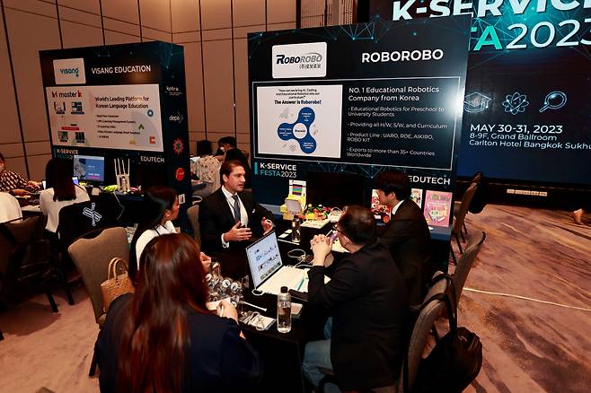 행사에 참가한 우리 기업이 해외바이어와 상담하는 모습. [코트라 제공]