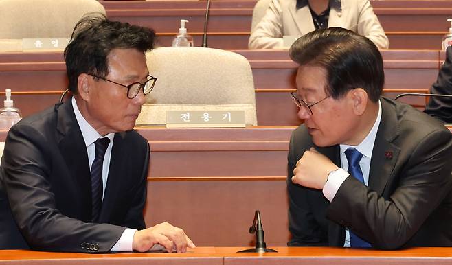 이재명 더불어민주당 대표(오른쪽)가 30일 오후 서울 여의도 국회에서 열린 의원총회에서 박광온 원내대표와 대화하고 있다. [연합]