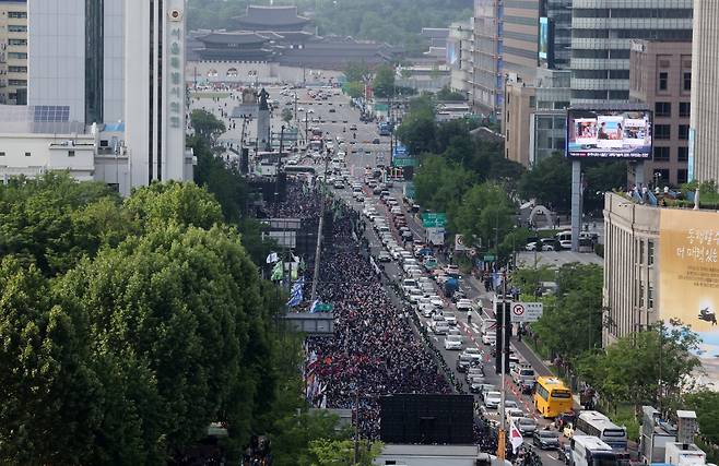 31일 서울 세종로에서 민주노총 노동탄압 중단 총력투쟁대회가 열리고 있다. [연합]