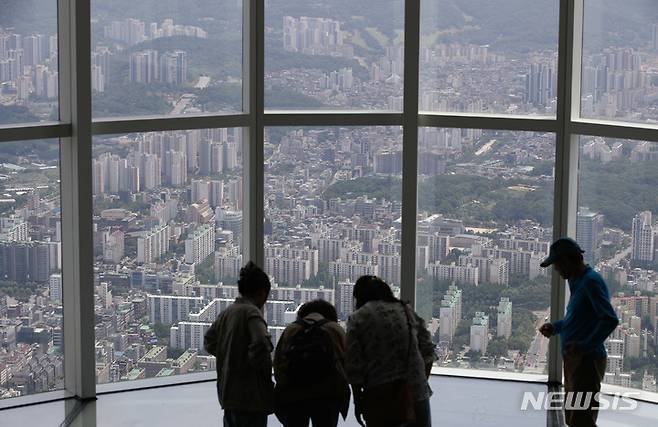 [서울=뉴시스] 황준선 기자 = 서울 송파구 롯데월드타워 서울스카이에서 바라본 강남권 아파트 단지의 모습. 2023.05.26. hwang@newsis.com
