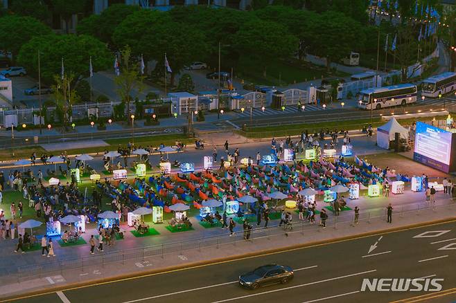 [서울=뉴시스]서울 광화문광장 야외도서관 '광화문 책마당' 다음 달 '밤의 도서관'으로 찾아온다. (사진=서울시 제공). 2023.05.31. photo@newsis.com