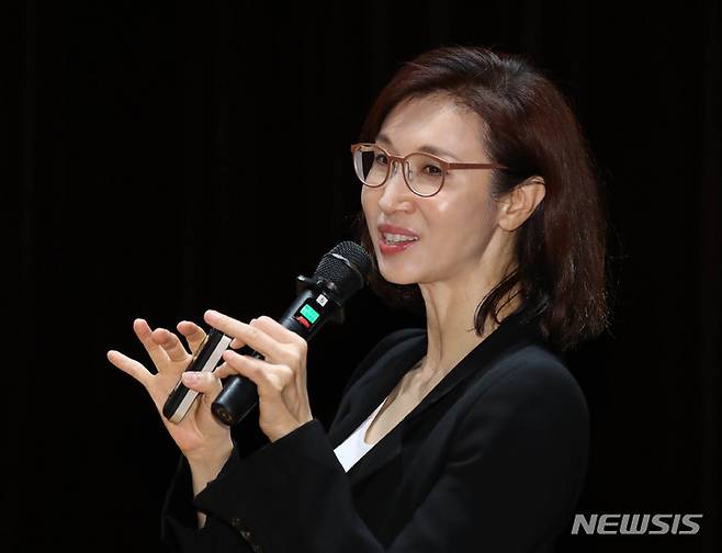 [서울=뉴시스] 조수정 기자 = 노소영 아트센터나비 관장이 31일 오후 서울 관악구 서울대학교 문화관 중강당에서 서울대학교 아시아연구소·문화예술원 주최로 열린 노소영 관장 초청 세미나에서 '미디어 아트의 미래'를 주제로 강연하고 있다. 2023.05.31 chocrystal@newsis.com