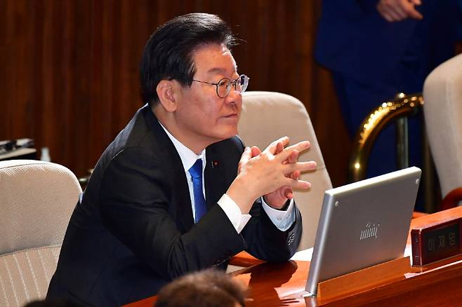 30일 서울 여의도 국회에서 열린 제406회국회(임시회) 제2차 본회의에서 더불어민주당 이재명 대표가 생각에 잠겨있다. 윤창원 기자