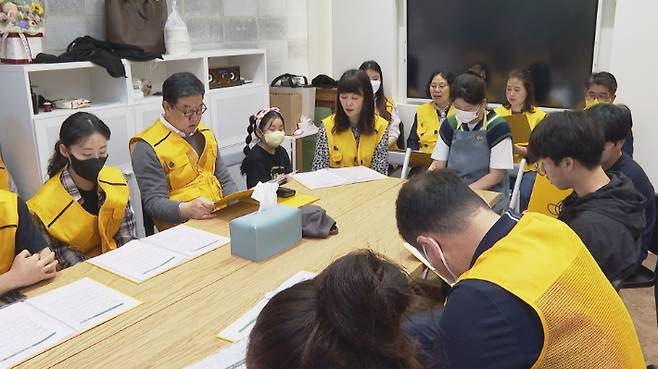 지난 28일 따밥처치에서 따뜻한 밥을 나누기 전에 청년들과 둘러 앉아 예배드리고 있는 모습