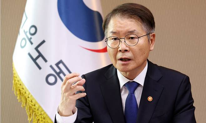 이정식 고용노동부 장관이 지난 23일 서울 중구 서울고용노동청에서 세계일보와 가진 인터뷰에서 “노동개혁은 미래세대의 일자리, 지속 가능한 노동시장을 만들기 위한 시대적 과제”라고 강조하고 있다.&nbsp;이제원 선임기자