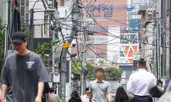지난 5월24일 서울 강남구 역삼동 인근 거리가 정리되지 않은 전선으로 복잡하다. 이곳에서는 지난 1월 전선 단선으로 인한 화재로 965세대에 전기공급이 끊기는 사고가 발생했다. 최상수 기자