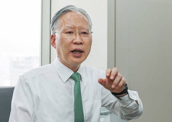 ‘IT(정보기술) 전도사‘로 불리는 강민구 서울고등법원 부장판사가 지난 22일 법원 사무실에서 생성형 AI(인공지능)&nbsp;등장으로 인한 법률 시장 변화 등에 대한 생각을 밝히고 있다. 그가 2017년 1월 부산지법원장을 마치면서 ‘혁신의 길목에 선 우리의 자세’라는 주제로 한 강연을 담은&nbsp;유튜브 동영상은 누적 조회 136만뷰를 기록할 정도로 인기를 끌었다. 요즘도&nbsp;디지털 마인드와 앱 사용의 중요성 등을 강조하면서 ‘디지로그 명심보감’ 시리즈를 지속적으로 올리고 있다.&nbsp;최상수 기자