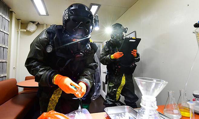 국군화생방사령부 특임대가 WMD를 적재한 것으로 의심되는 선박에서 의심물질을 확보하고 있다. 이번 훈련에서는 신경작용제가 사용됐다. 해군 제공