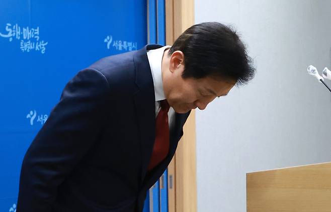 오세훈 서울시장이 31일 시청 브리핑실에서 이날 오전 북한이 주장하는 우주발사체 발사와 관련해 서울시가 발송한 '경계경보' 위급재난 문자 관련 입장을 밝힌 뒤 인사하고 있다.&nbsp; &nbsp; 연합뉴스