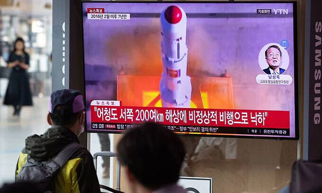 북한이 '우주 발사체'를 발사한 31일 서울역에서 시민들이 관련 뉴스를 시청하고 있다. 뉴스1