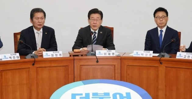 이재명 더불어민주당 대표(가운데). 연합뉴스