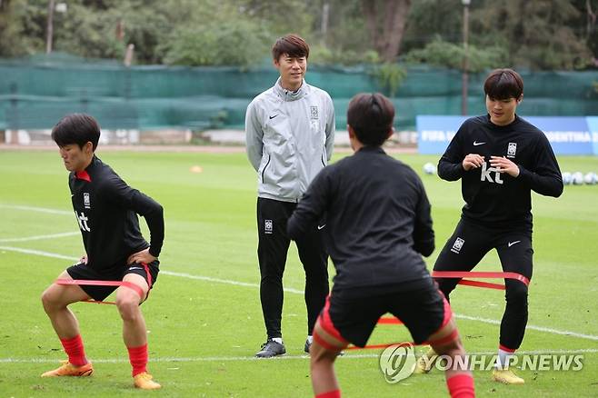 선수들 훈련 흐뭇하게 바라보는 김은중 감독 (산티아고 델 에스테로=연합뉴스) 임화영 기자 = 30일(현지시간) 오후 아르헨티나 산티아고 델 에스테로 트레이닝센터 센트럴 코르도바에서 에콰도르와의 16강전을 이틀 앞둔 2023 국제축구연맹(FIFA) 20세 이하(U-20) 월드컵 대한민국 축구 대표팀 김은중 감독이 선수들의 훈련을 바라보며 밝은 표정을 보이고 있다. 2023.5.31 hwayoung7@yna.co.kr