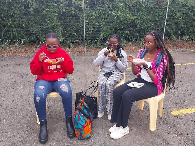 케냐서 우리 음식·문화 알리는 한국 대학생들 (나이로비=연합뉴스) 우만권 통신원 = 지난 30일(현지시간) 케냐 수도 나이로비에 있는 미국국제대학교(USIU) 케냐 분교에 재학 중인 한국 학생들이 우리 음식·문화를 알리기 위해 마련한 행사장에서 현지 학생들이 라면과 김밥 등 음식을 사서 사이좋게 먹고 있다. 2023.5.31 airtech-kenya@yna.co.kr