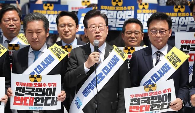 이재명(가운데) 더불어민주당 대표가 지난달 26일 서울 광화문광장 이순신 동상 앞에서 열린 후쿠시마 원전 오염수 해양투기 및 수산물 수입 반대 국민서명운동 발대식에서 규탄 발언을 하고 있다.(사진=뉴스1)