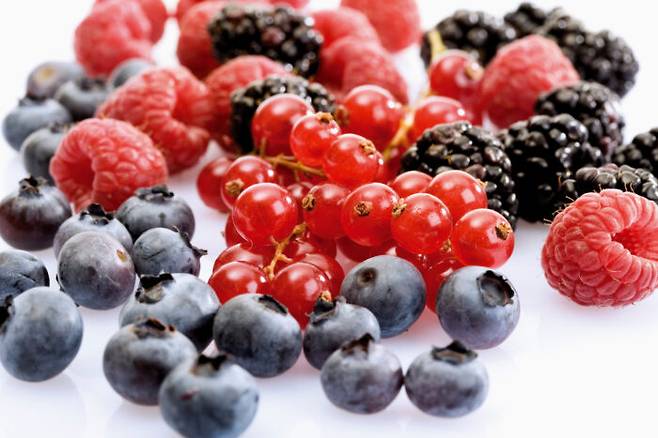 혹사당하는 눈 건강을 위해서는 잠깐씩 눈을 편하게 감아 주거나 먼 곳을 바라보는 것도 좋고, 눈 건강에 좋은 영양소 가득한 식품을 섭취하는 것도 좋다. [사진=클립아트코리아]