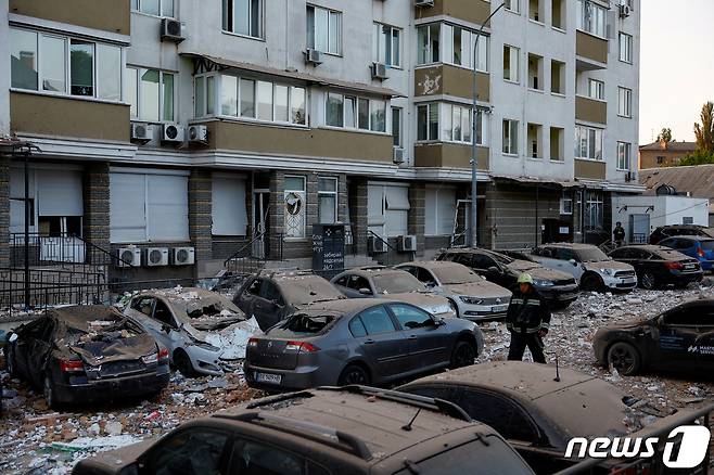 30일(현지시간) 우크라이나 키이우가 러시아 군의 대규모 드론과 미사일 공격을 받아 파손된 차량들이 보인다. 2023.5.31 ⓒ 로이터=뉴스1 ⓒ News1 우동명 기자