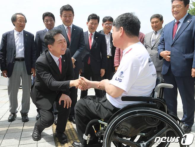 김기현 국민의힘 대표가 1일 오전 경기 수원시 장안구 보훈재활체육센터를 방문해 상이군경 체육회 선수들과 인사를 하고 있다. 2023.6.1/뉴스1 ⓒ News1 김영운 기자
