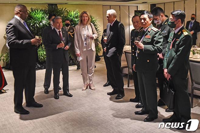 2022년 로이드 오스틴 미국 국방장관과 웨이펑허 중국 국방부장이 11일 (현지시간) 싱가포르에서 열린 아시아 안보회의(샹그릴라 대화)서 장관급 라운드 테이블 오찬에 참석을 하고 있다. ⓒ AFP=뉴스1 ⓒ News1 우동명 기자