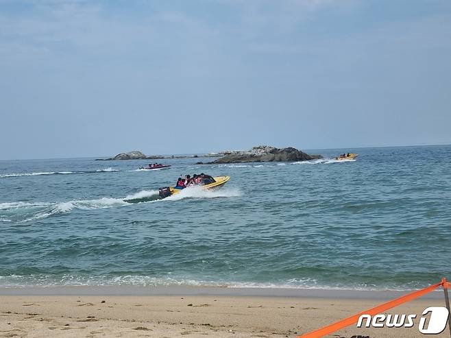 코로나19 확진자 격리 의무 해제 첫날인 1일 오후 서울 송곡관광고등학교 수학여행단이 최근 산불 피해가 컸던 강원 강릉시 경포해변에서 모터보트를 타고 즐거운 시간을 보내고 있다. 2023.6.1/뉴스1 ⓒ News1 윤왕근 기자