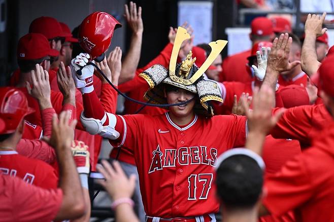 1일 홈런포를 터트리고 더그아웃에서 세리머니 중인 오타니. 사진 | AFP연합뉴스