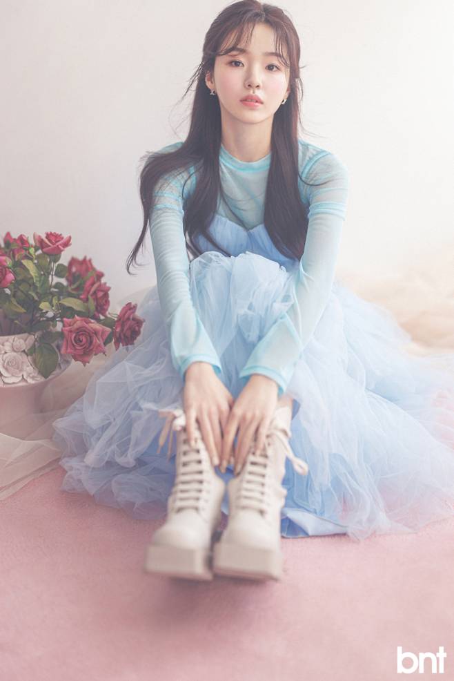 드레스는 샵사이다, 톱은 데비어퍼, 슈즈는 찰스앤키스, 이어링은 앵브록스 제품.