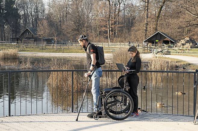 12년 전 교통사고로 하반신이 마비된 40대 남성이 뇌-컴퓨터 인터페이스(BCI) 기술을 통해 걸을 수 있게 됐다. 로잔공과대 연구팀은 뇌와 척수에 신호를 주고받을 수 있는 센서를 삽입해 뇌 신호가 부상당한 척수 부위를 우회해 다리에 전달되도록 했다. 해당 남성은 장치를 삽입한 뒤 걸을 수 있었고, 1년 후에는 장치 전원을 끄고도 목발을 짚고 걸을 수 있었다. /로잔공과대 연구팀