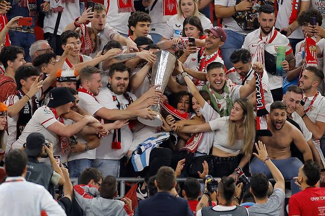 <YONHAP PHOTO-4684> TOPSHOT - Sevilla supporters carry the trophy as they celebrate their team's win in the UEFA Europa League final football match between Sevilla FC and AS Roma at the Puskas Arena in Budapest on May 31, 2023. (Photo by Odd ANDERSEN / AFP)/2023-06-01 16:26:07/ <저작권자 ⓒ 1980-2023 ㈜연합뉴스. 무단 전재 재배포 금지.>