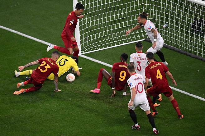 <YONHAP PHOTO-4387> TOPSHOT - Players fight for the ball during the UEFA Europa League final football match between Sevilla FC and AS Roma at the Puskas Arena in Budapest on May 31, 2023. (Photo by Ferenc ISZA / AFP)/2023-06-01 15:09:03/ <저작권자 ⓒ 1980-2023 ㈜연합뉴스. 무단 전재 재배포 금지.>