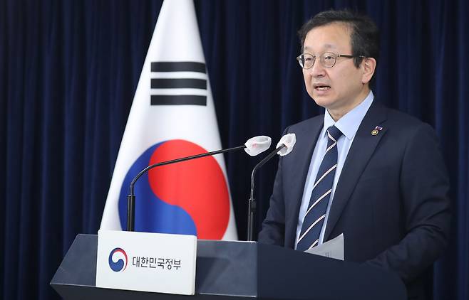 정승윤 국민권익위원회 부위원장 겸 사무처장이 1일 오전 서울 종로구 세종대로 정부서울청사에서 선거관리위원회 채용 전수조사 관련 브리핑을 하고 있다. /뉴스1