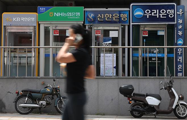 서울시내 은행 현금인출기 앞으로 시민이 지나가고 있다. /연합뉴스