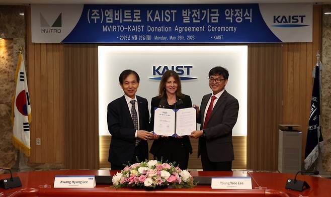 5월 29일 KAIST 대전 본원에서 엠비트로의 KAIST-NYU 조인트캠퍼스 공동연구 발전기금 10억 원 약정식이 열렸다. 
왼쪽부터 이광형 KAIST 총장, 린다 밀스 NYU 차기 총장 내정자, 이영우 엠비트로 대표이사. KAIST 제공