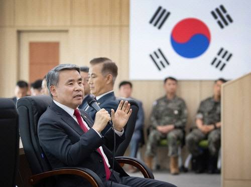 국방부는 지난 5월 30일 국방과학연구소에서 독자개발 중인 장거리지대공유도무기(L-SAMㆍLong-range Surface-to-Air Missile)의 탄도탄 요격시험에 성공했다. 사진은 이종섭 국방부 장관이 안흥종합시험센터에서 국방부 출입기자단과 함께 L-SAM 탄도탄 요격시험을 참관하고 기자단의 질의에 답변하는 모습. [국방부 제공] 연합뉴스