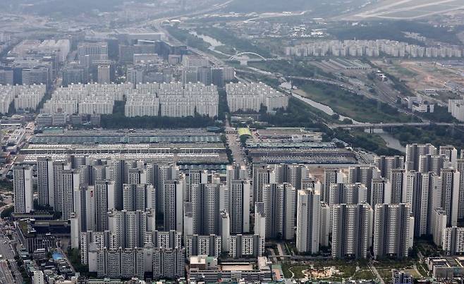 서울 송파구 롯데월드 서울스카이 전망대에서 바라본 송파구 헬리오시티를 비롯한 아파트 모습. 뉴스1