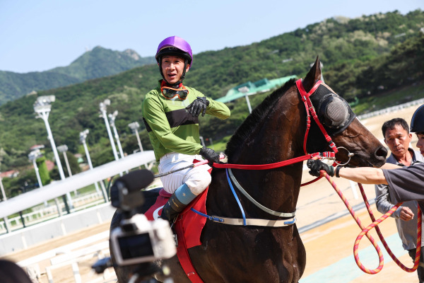 지난 5월 14일 뚝섬배 대상경주에서 우승한 임기원 기수. 한국마사회 제공