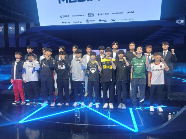 2023 리그 오브 레전드 챔피언스 코리아(LCK) 서머 시즌 진출 10개 팀이 1일 서울 종로구 롤파크에서 열린 미디어데이에서 포즈를 취하고 있다. IS포토