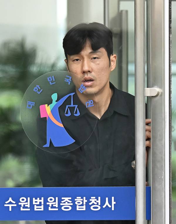 <yonhap photo-4150="">병무청의 해외 체류 허가 기간 내에 귀국하지 않은 혐의(병역법 위반)로 기소된 축구 국가대표 출신 공격수 석현준이 1일 오후 경기도 수원시 영통구 수원지방법원에서 열린 1심 선고공판에서 징역 8월에 집행유예 2년을 선고받고 나오고 있다. 연합뉴스</yonhap>