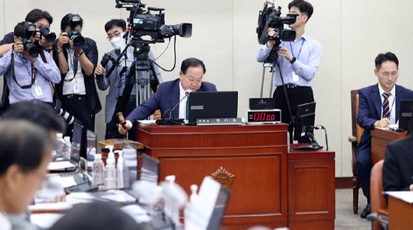 한기호 국방위원장이 1일 국회에서 열린 국방위원회 전체회의에서 의사봉을 두드리고 있다. [사진=뉴시스]