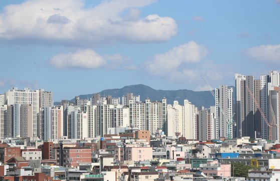 대구 수성구, 광주 광산구 등 일부 지역은 금리 인상 여파로 주택시장이 얼어붙었다. 사진은 대구 서구의 아파트 밀집 지역. [연합뉴스]