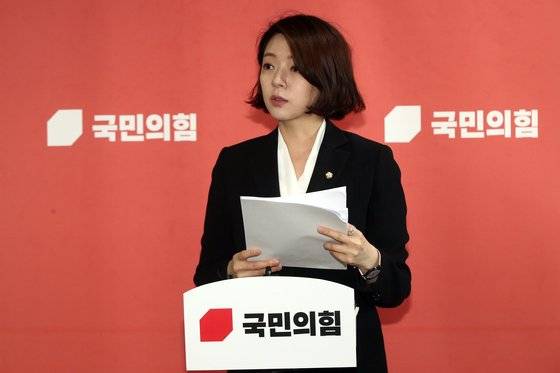 배현진 국민의힘 의원이 31일 오전 서울 여의도 국회에서 열린 국민의힘 최고위원 보궐선거 선거관리위원회의를 마치고 후보자 자격심사 결과를 발표하고 있다. 뉴스1