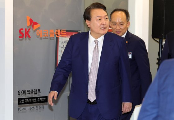 윤석열 대통령이 1일 서울 마곡동 바이오클러스터에서 열린 제5차 수출전략회의에 입장하고 있다. 대통령실사진기자단