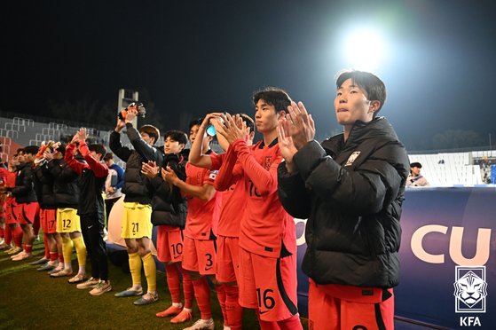 20세 이하 월드컵 본선 조별리그 F조를 2위로 통과한 대한민국 선수들이 3차전 직후 팬들의 환호에 답하고 있다. 사진 대한축구협회
