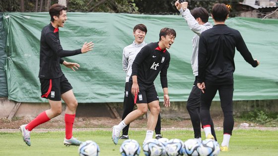 에콰도르와의 16강전을 앞두고 화기애애한 분위기 속에서 훈련하는 우리 선수들. 연합뉴스