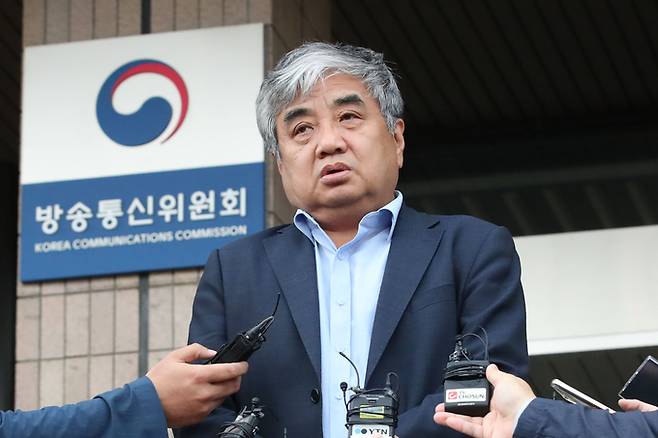 한상혁 전 방통위원장이 30일 오후 경기 과천시 정부과천청사 방송통신위원회에서 나와 취재진의 질문에 답하고 있다. 뉴시스