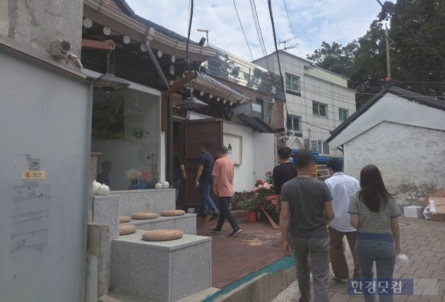 평일 점심시간 한옥 구조로 된 음식점에 사람들이 줄 지어 들어가는 모습. /사진=김세린 기자