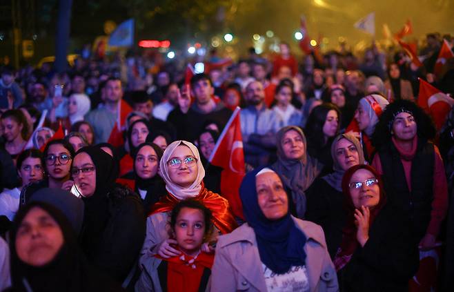 레제프 타이이프 에르도안 튀르키예 대통령을 지지하는 이들이 지난달 28일(현지시간) 이스탄불에서 화면으로 에르도안 대통령의 연설을 지켜보고 있다. 로이터연합뉴스