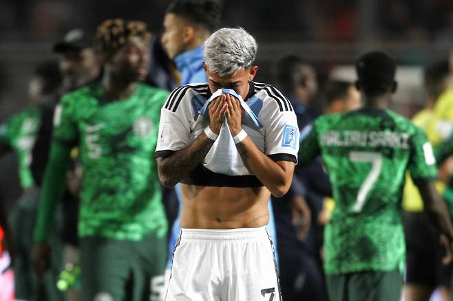 믿기지 않아… 아르헨티나의 후안 구아토가 1일 U-20 월드컵 16강 나이지리아와의 경기에서 패한 뒤 괴로워하고 있다. 산후안 | EPA연합뉴스