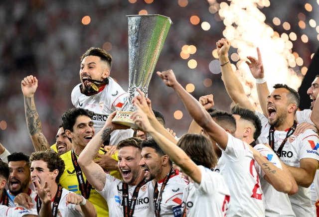 세비야 선수들이 1일(한국시간) 헝가리 부다페스트의 푸슈카시 아레나에서 열린 2022-2023 UEFA 유로파리그 결승전에서 AS로마를 꺾고 우승한 뒤 세리머니하고 있다. 로이터연합뉴스