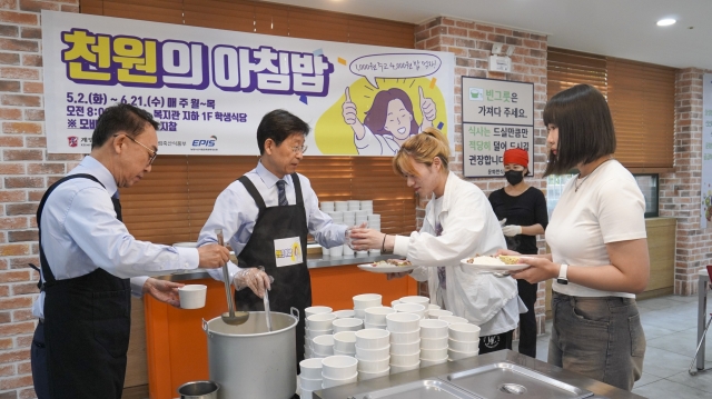 계명문화대 박승호 총장이 교내 식당에서 학생들에게 국을 배식하고 있는 모습. 계명문화대 제공